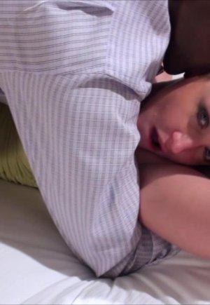 Чернокожий мужчина жестко трахнул сирену ПОГ Ди на кровати в гостиничном номере Фото 3