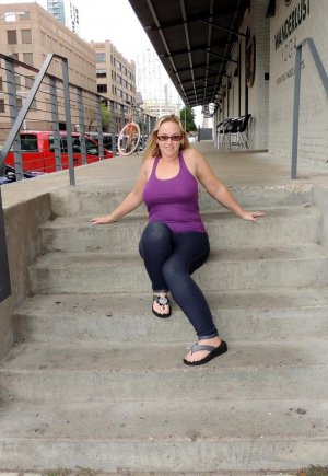 Толстая любительница обнажает свою пизду и задницу на публике, прежде чем трахнуться кулаком в машине Фото 1