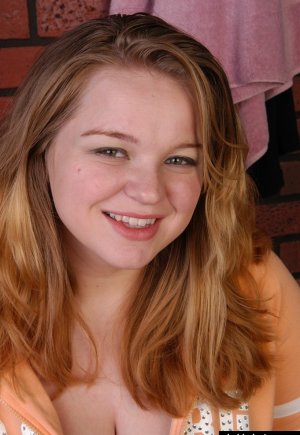 Толстушка Lona снимает тренировочную форму перед моделью в бюстгальтере и трусиках картинка 1