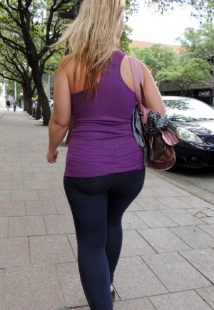 Толстая любительница обнажает свою пизду и задницу на публике, прежде чем трахнуться кулаком в машине Фото 4