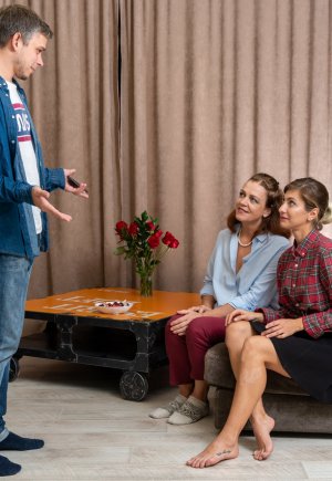 Молодую девушку застукали за лесбийским сексом со своей мачехой Фото 4