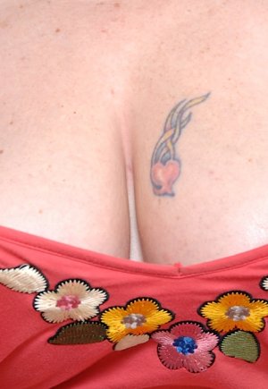 Жирная красотка Дезире Делука мастурбирует свою голую киску на диване картинка 5