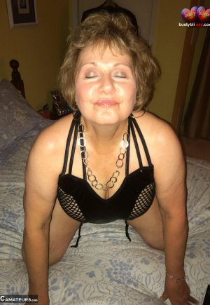 Зрелая леди грудастая Блисс вылизывает свою киску после того, как облизала член Фото 5