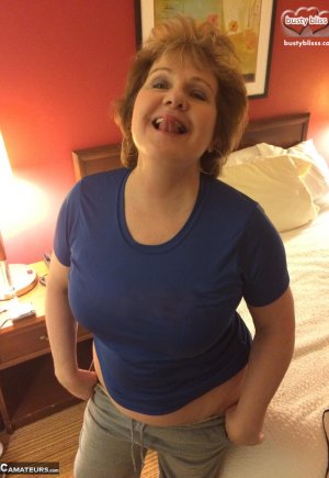 Сексуальная пума грудастая Блисс облизывает свой сосок своему игрушечному парню Фото 1