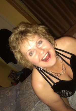 Зрелая леди грудастая Блисс вылизывает свою киску после того, как облизала член Фото 2